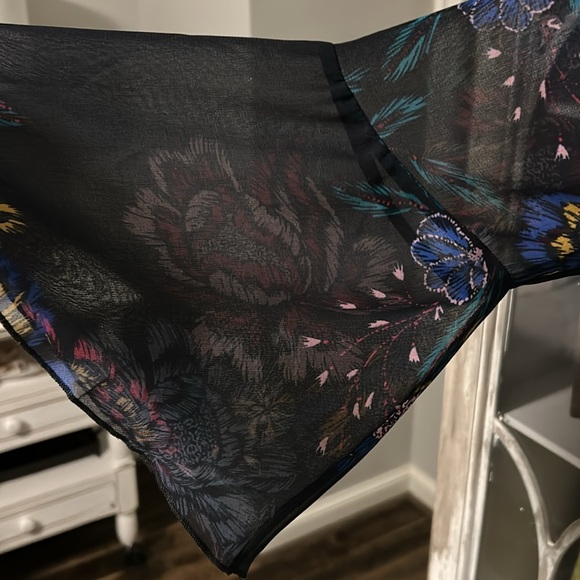 CAbi Olivia blouse, Size Large and in Navy - Picture 5 of 5